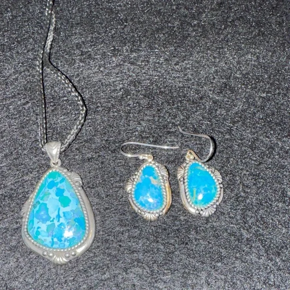 Stauer Turquoise and Silver Pendant Necklace and Earring Set.